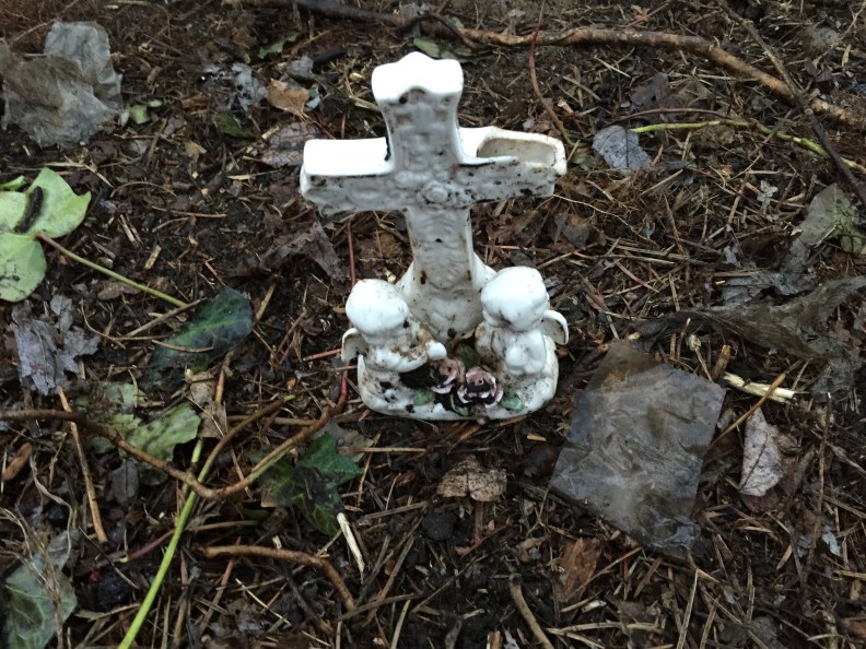 ...the tomb of a hero, Hamtaro d'Hamster (d2004), overrun by the Ivy and nearly forgotten...